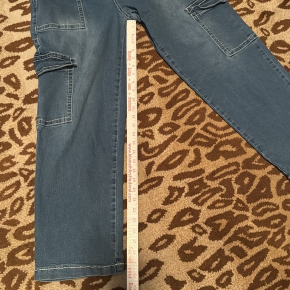 Almost Famous Cargo Jeans Womens L Medium Wash denim patch back pockets stretch - Picture 11 of 14